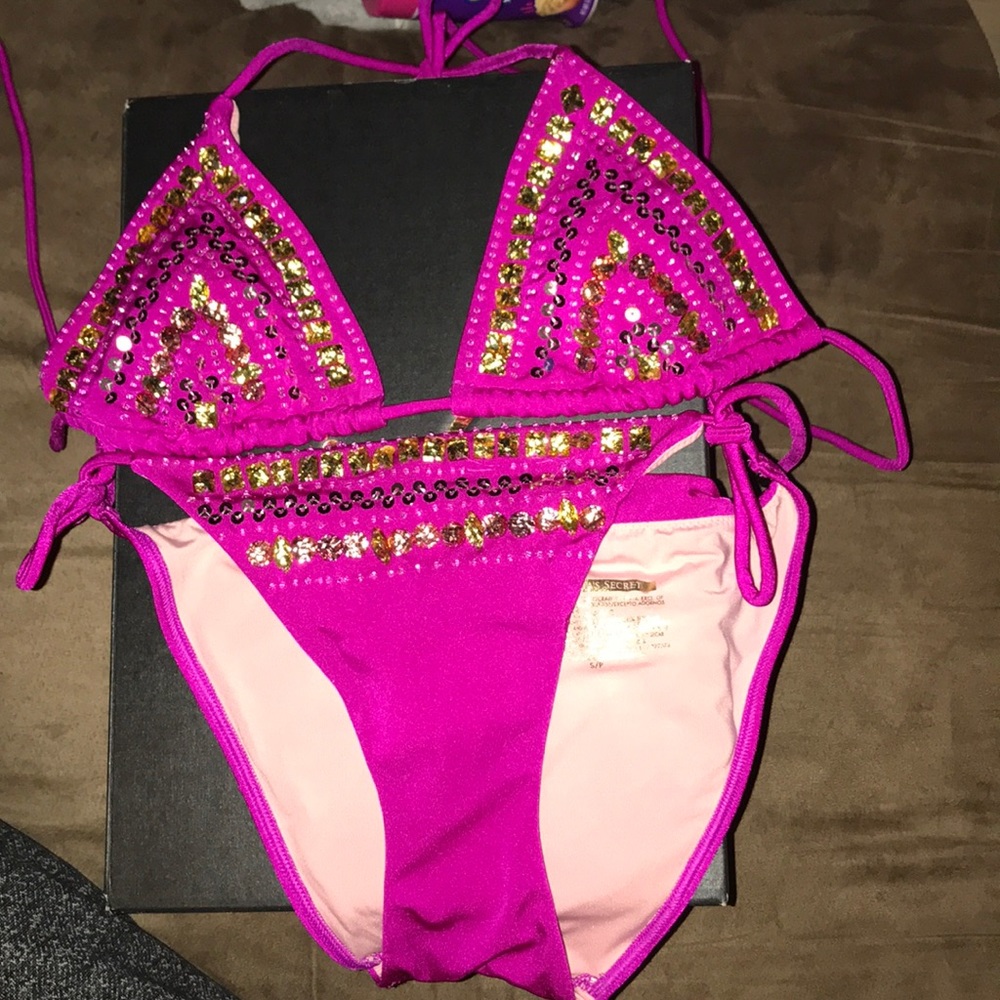 Victoria’s Secret string bikini magenta/sequins